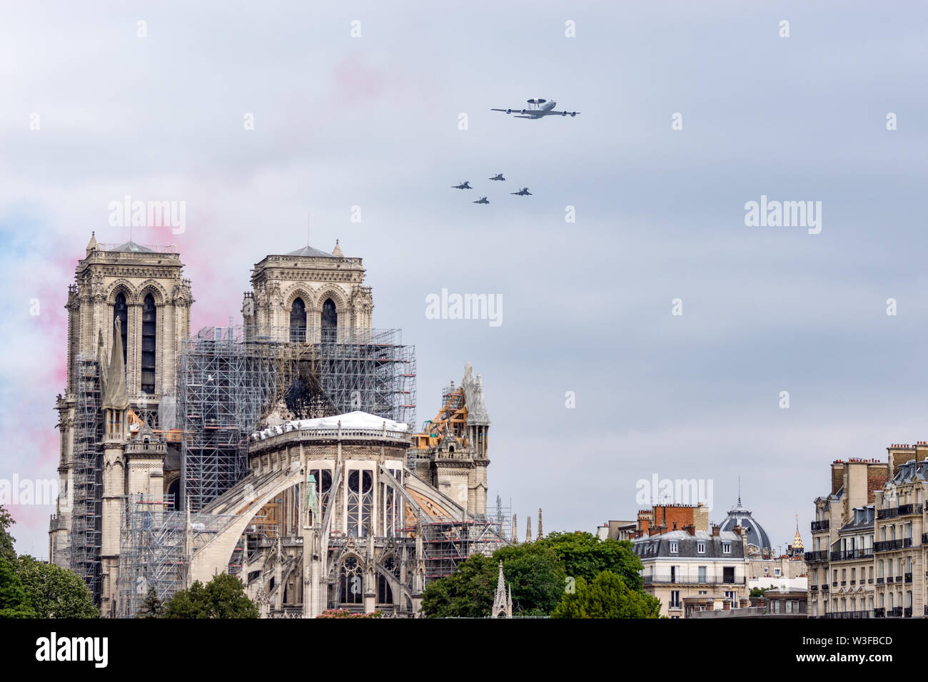 Tag der Bastille Flugzeuge Parade über Notre Dame de Paris. Stockfoto