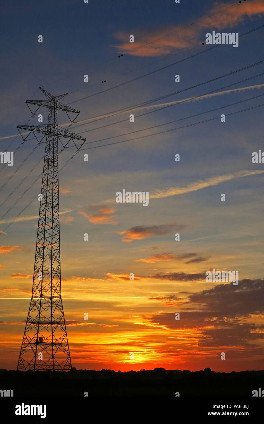 Mitling mark, Niedersachsen/Deutschland - September 06, 2012: Ein hoher Mast eines elektrischen Powerline Stockfoto