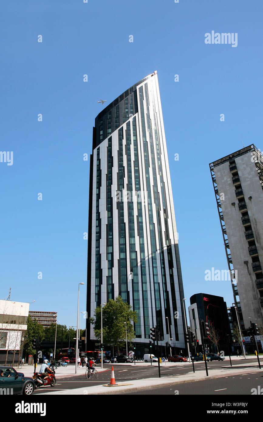 LONDON - 26 Juni: Außenansicht der Schichten, ein Wolkenkratzer in Southwark, 148 Metern Höhe, 43 Etagen am 26. Juni 2011 in London, Vereinigtes Königreich im Jahr 2010 abgeschlossen. Stockfoto