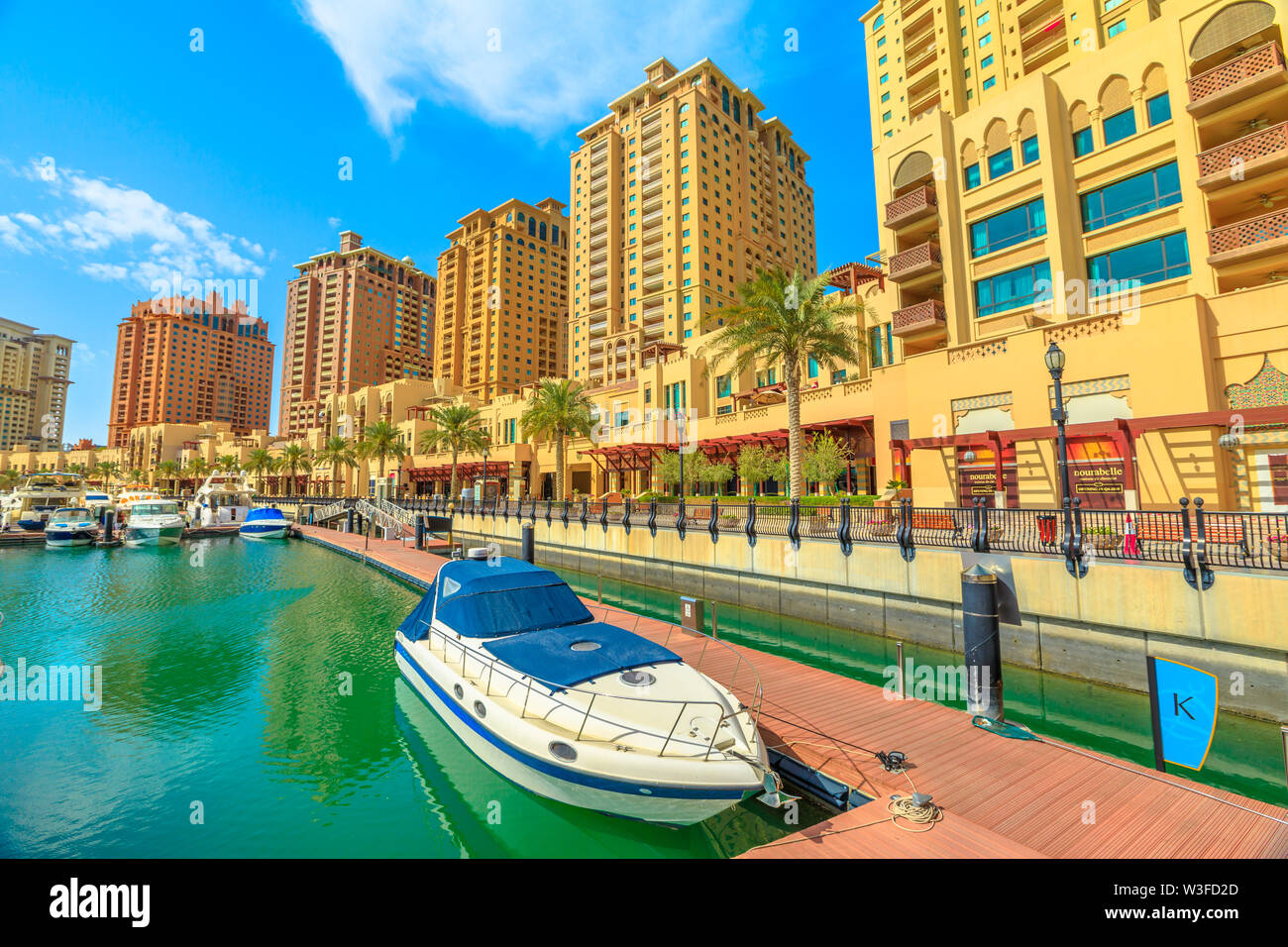 Doha, Katar - Februar 18, 2019: luxus Yachten in Porto Arabien angedockt an der Pearl-Qatar mit Wohnbauten für den Hintergrund. Persischen Golf in Stockfoto