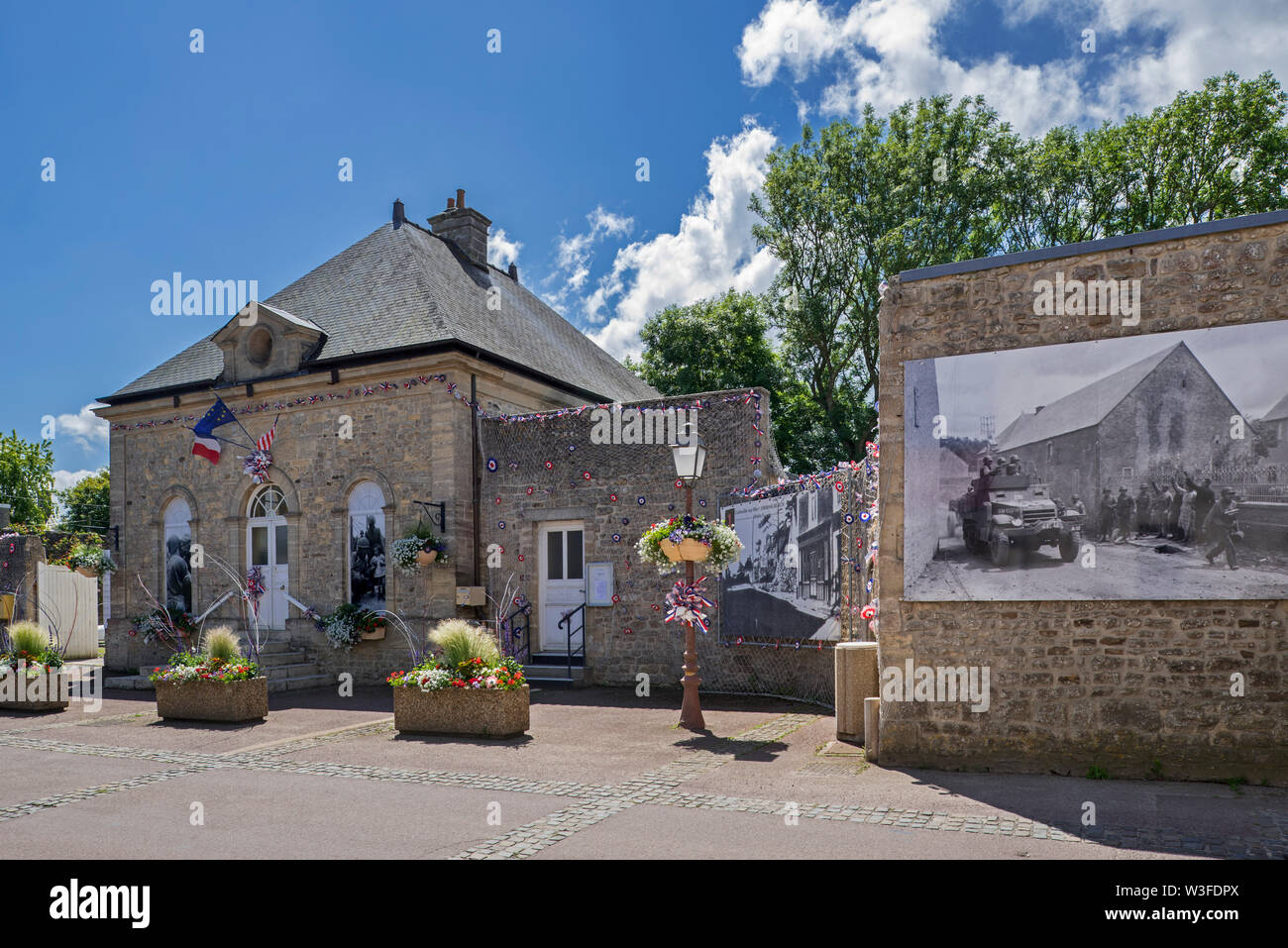 Rathaus und historische Fotos von WW2 US-Soldaten auf das Dorf Colleville-sur-Mer, Calvados, Normandie, Frankreich Stockfoto