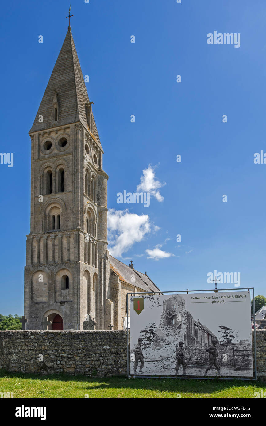 Alte Foto WW2 US-Soldaten und die zerstörte Kirche Notre-Dame de l'Assomption am Dorf Colleville-sur-Mer, Calvados, Normandie, Frankreich Stockfoto