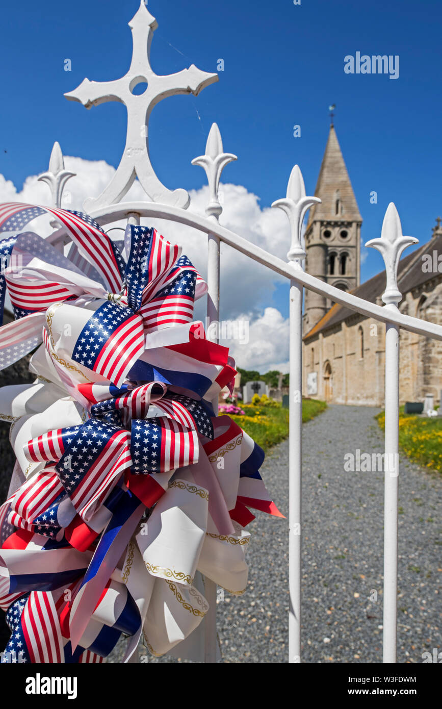 Die amerikanische Band zu Zaun der Kirche Notre-Dame de l'Assomption angebracht zu erinnern, ww2 im Dorf Colleville-sur-Mer, Calvados, Normandie, Frankreich Stockfoto