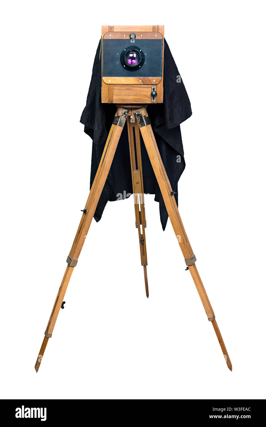 Alte hölzerne Kamera auf einem Stativ auf weißem Hintergrund Stockfoto
