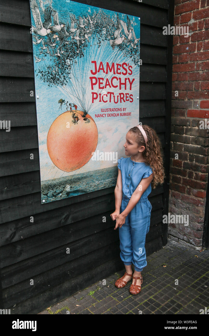 Great Missenden, Buckinghamshire UK vom 15. Juli 2019 Die meisten von uns die Zeichnungen von Sir Quentin Blake mit Roald Dahl zuweisen, aber seine erste Buch für Kinder, James und die riesigen Pfirsich (1961) empfohlene Illustrationen von renommierten amerikanischen Künstler und Illustrator Nancy Ekholm Burkert. In diesem Sommer hat die Roald Dahl Museum und Geschichte Zentrum wird seit fast 60 Jahren mit einem multi-sensorische Ausstellung die erforscht werden, zum ersten Mal, wie diese beiden kreativen Köpfen zusammen gearbeitet, um ein klassisches (öffnet 20. Juli - Ende September erstellen). Credit: Paul Quezada-Neiman/Alamy leben Nachrichten Stockfoto