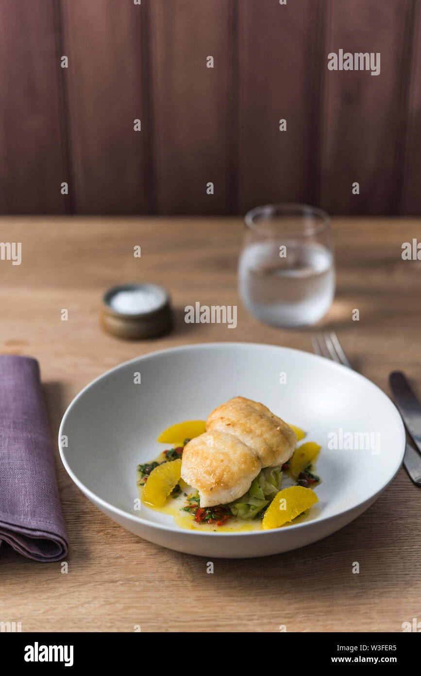 Gebratene Rotzunge mit Kapern, Chili, orange und Kräuter Stockfoto