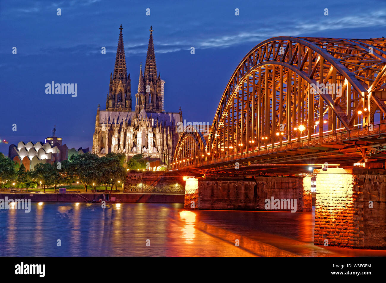 Der Kölner Dom und der Rhein Eisenbahnbrücke, Deutschland. Stockfoto