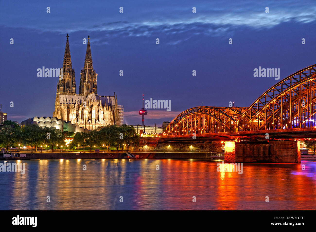Der Kölner Dom und der Rhein Eisenbahnbrücke, Deutschland. Stockfoto