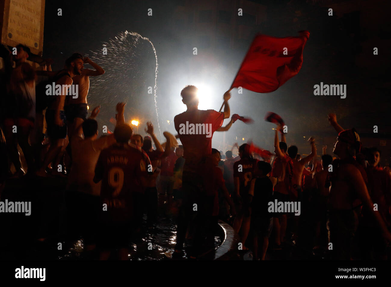Palma de Mallorca/Spanien - 23. Juni 2019: Anhänger von Real Mallorca Fußball-Team fest, wie das Team fördert in der ersten Abteilung auf der nächsten 2019-201 Stockfoto
