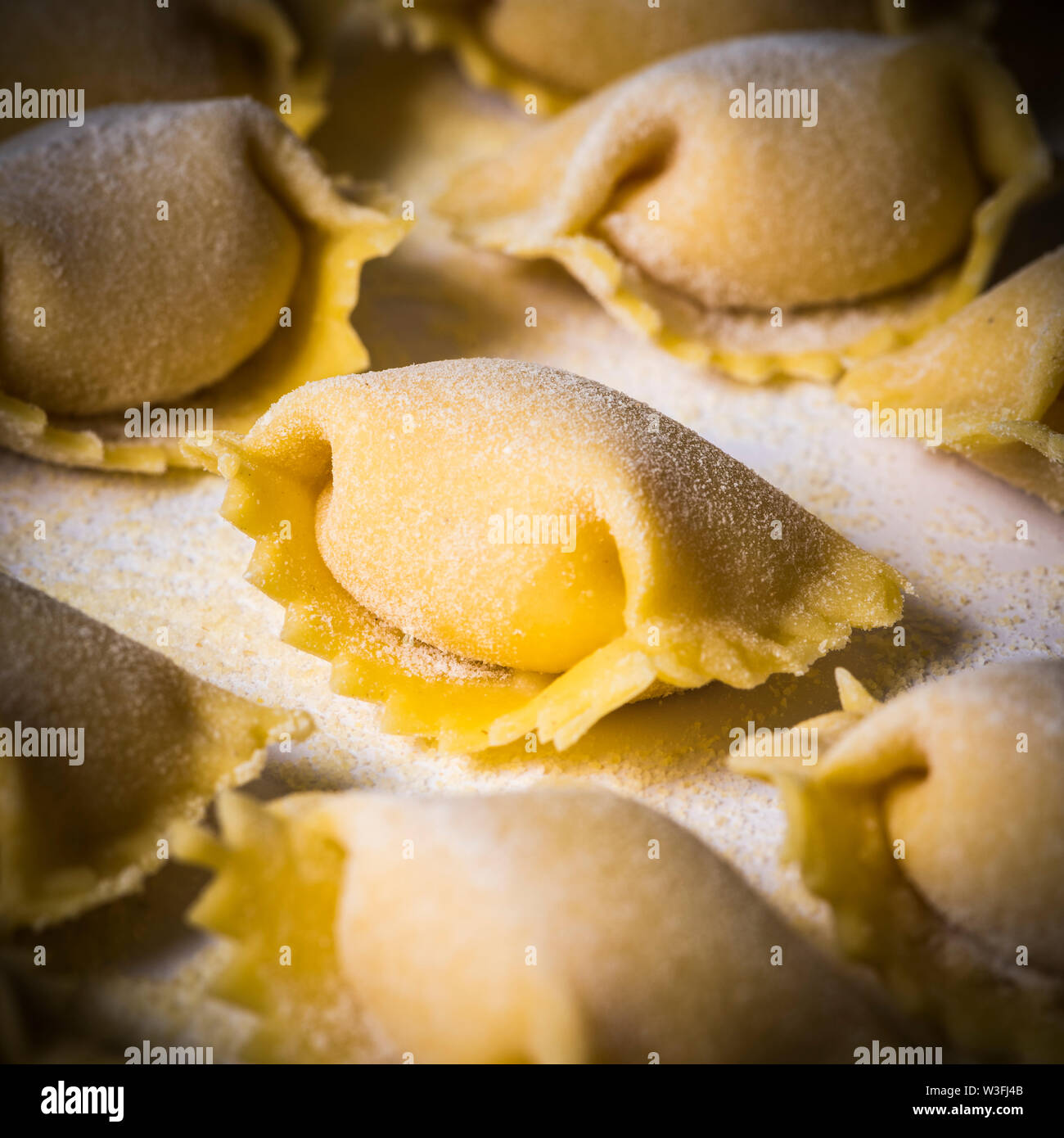 Frische, handgemachte Pasta Agnolotti, aus der Nähe. Stockfoto