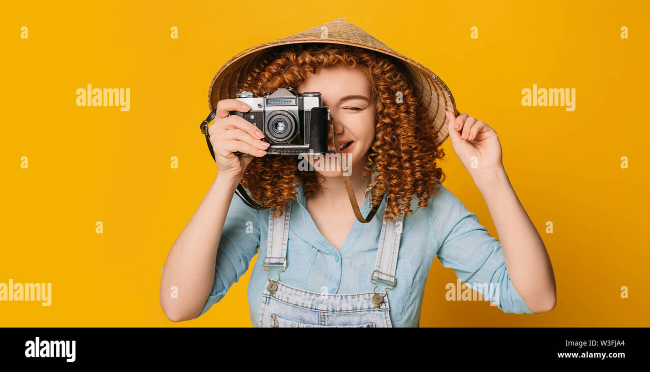Ein guter Schuß. Cute Traveler in der chinesischen hat, Foto, auf dem retro Foto Kamera Stockfoto