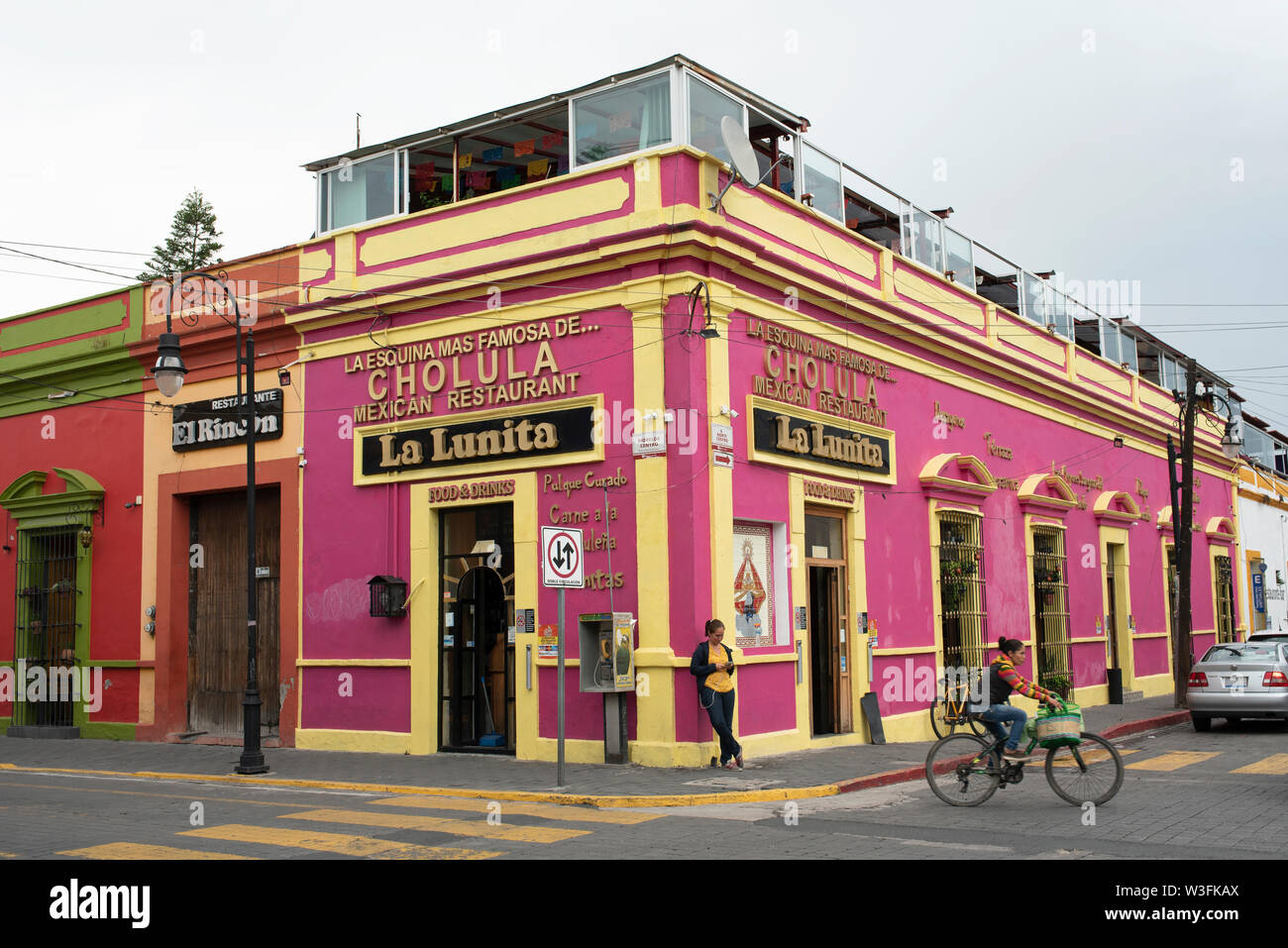 Hell gestrichenen kolonialen Gebäude mit mexikanischen Restaurant in der Innenstadt von Cholula, in der Nähe von Puebla, Mexiko. Jun 2019 Stockfoto