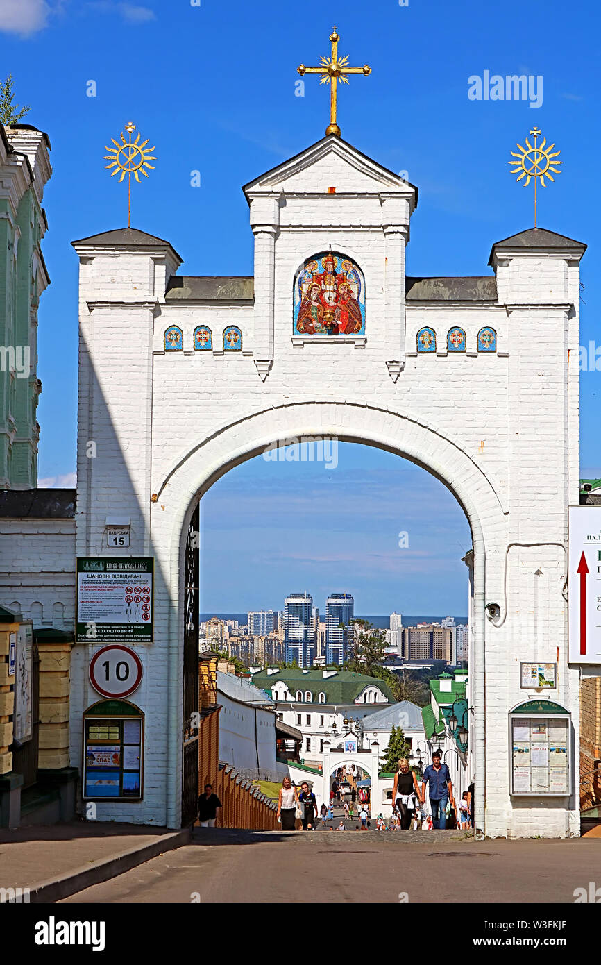 Kiew, Ukraine - Juli 13, 2019: Eingang nach Kiew Pechersk Lavra oder Kyivo-Pechers'ka Lavra, auch als das Kiewer Höhlenkloster bekannt Stockfoto
