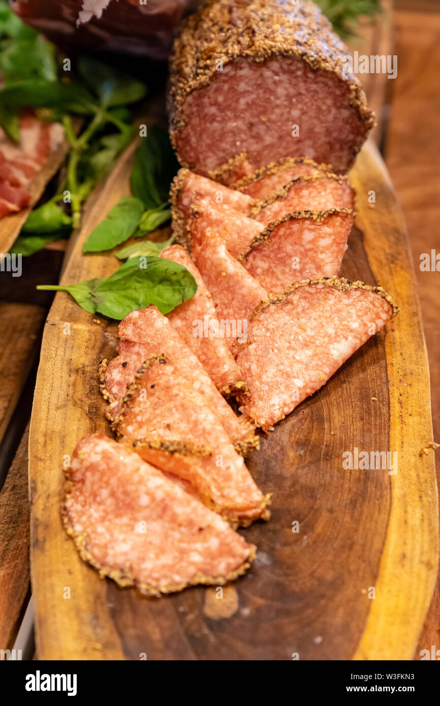 Auswahl an Wurst, Schinken Schwein Rind Salami und Wurst, für Salat station in Buffet Stockfoto