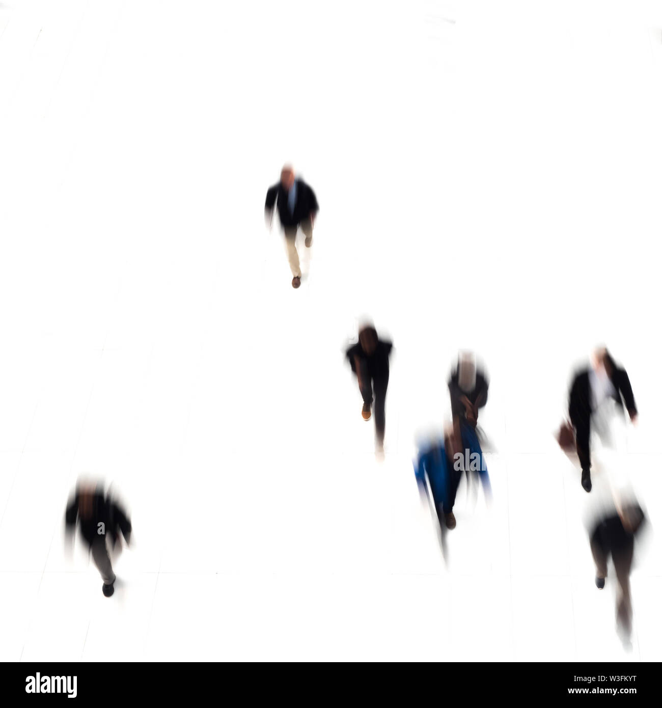 Menschen in Bewegung zu Fuß auf weißem Hintergrund Stockfoto