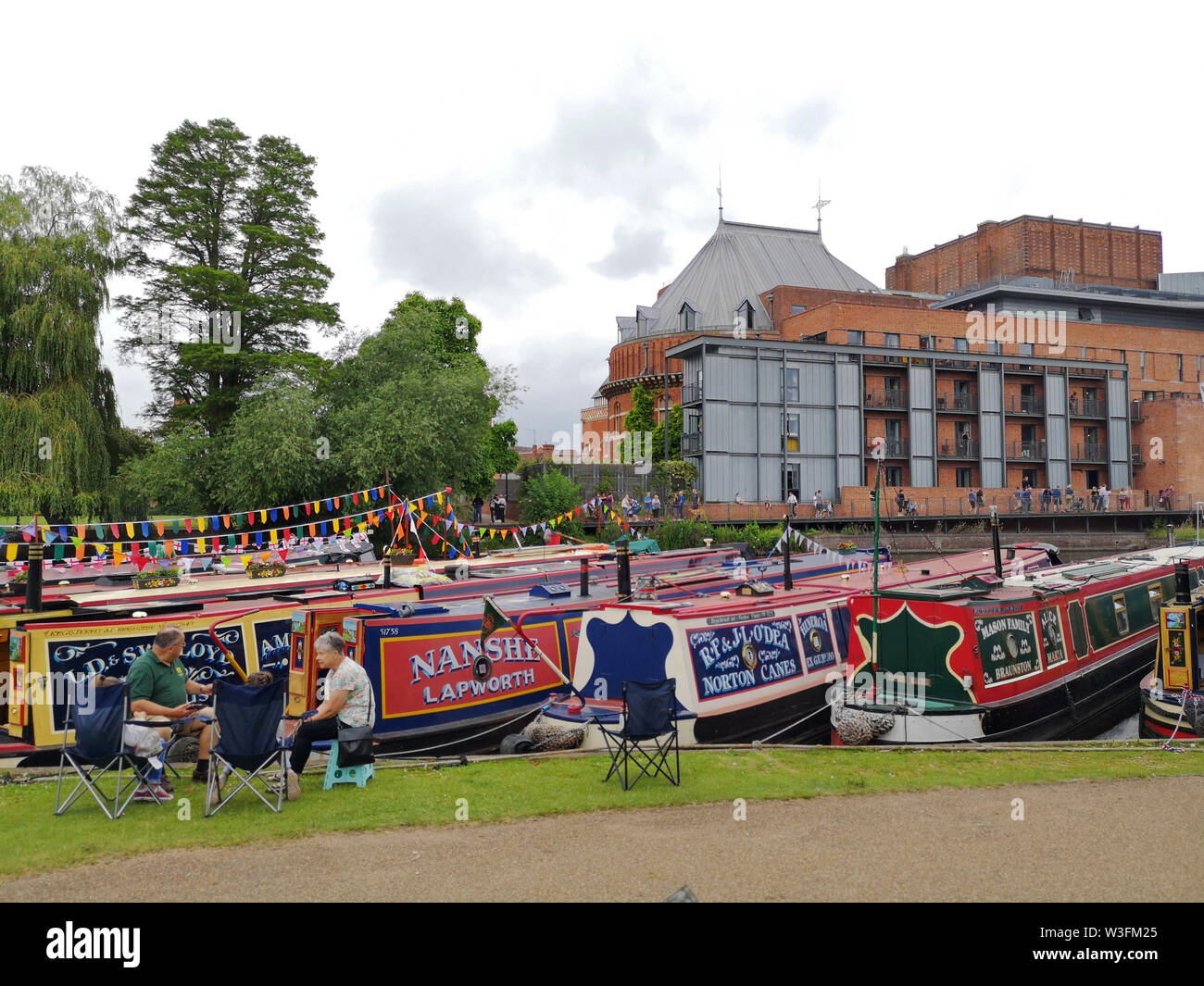 Nachtschwärmer genießen Sie die jährlichen Stratford-upon-Avon River Festival auf dem Fluss Avon durch das Royal Shakespeare Theatre. UK. Vom 6. Juli 2019, Stockfoto