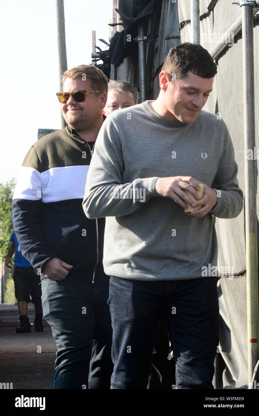 Barry, Wales, UK. Am 15. Juli 2019. 15.07.19 - Gavin & Stacey co Schriftsteller James Corden DES mithy' und Mathew Horne "Gavin" auf dem Satz der Gavin & Stacey Christmas Special, dass Dreharbeiten ist in Barry, South Wales Credit: Mark Lewis/Alamy leben Nachrichten Stockfoto