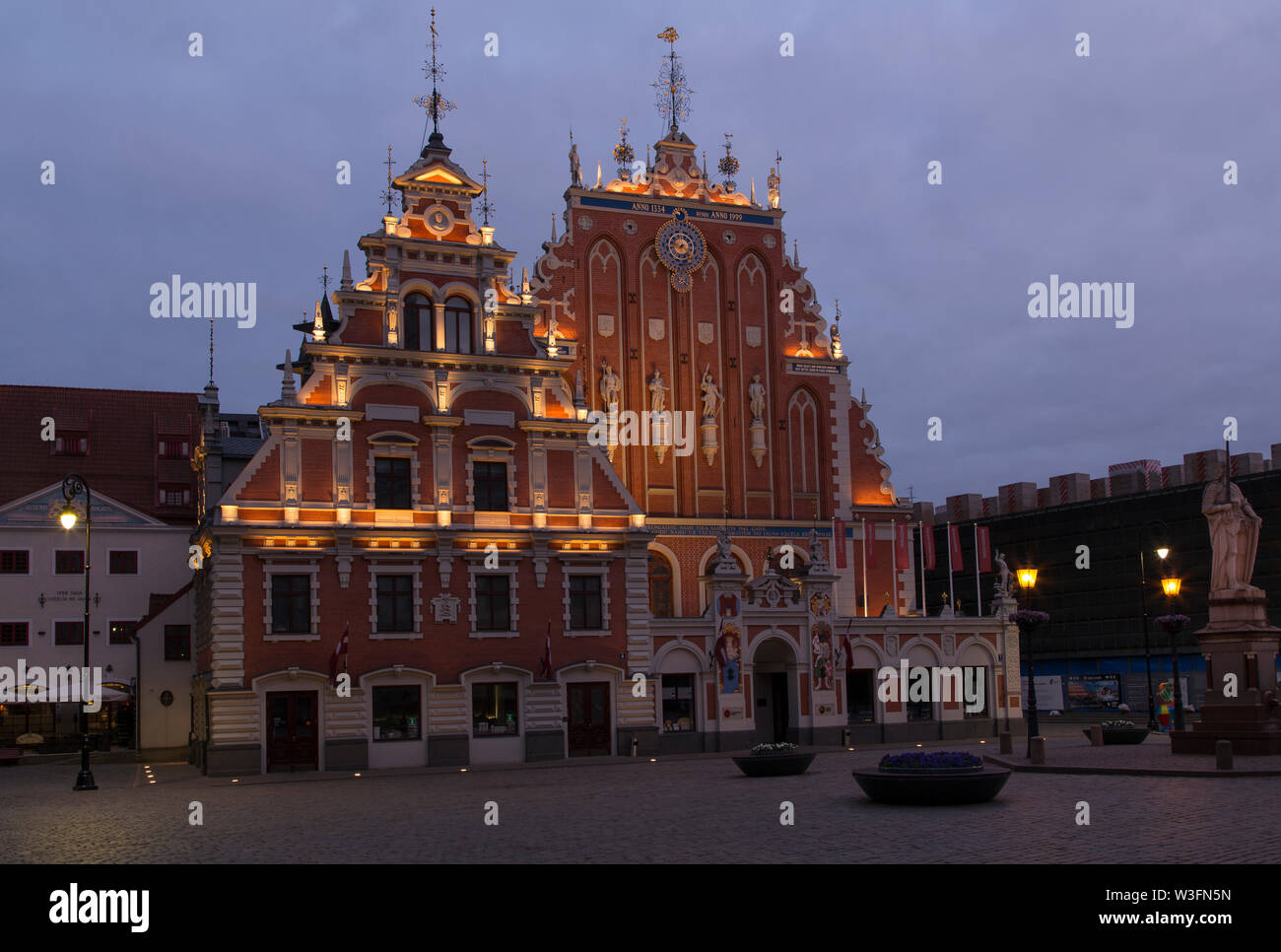 Beleuchtete Gebäude namens Schwarzhäupterhaus, Riga, Lettland Stockfoto