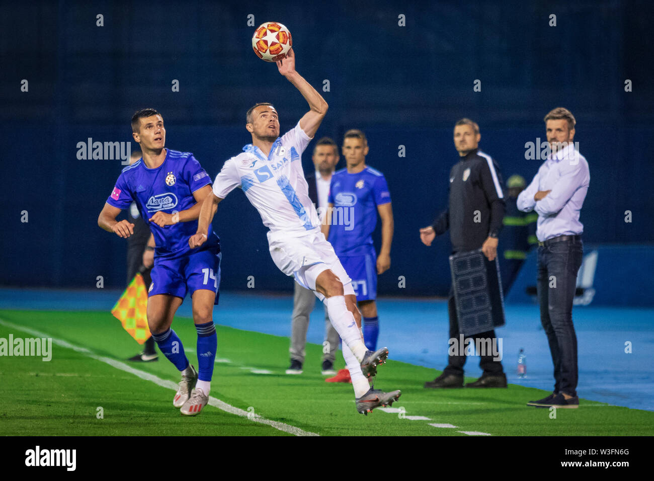 ZAGREB, KROATIEN - 13. Juli 2019: Die kroatische Liga Supercup, gnk Dinamo vs HNK Rijeka. Player packte die Kugel mit einer Hand Stockfoto