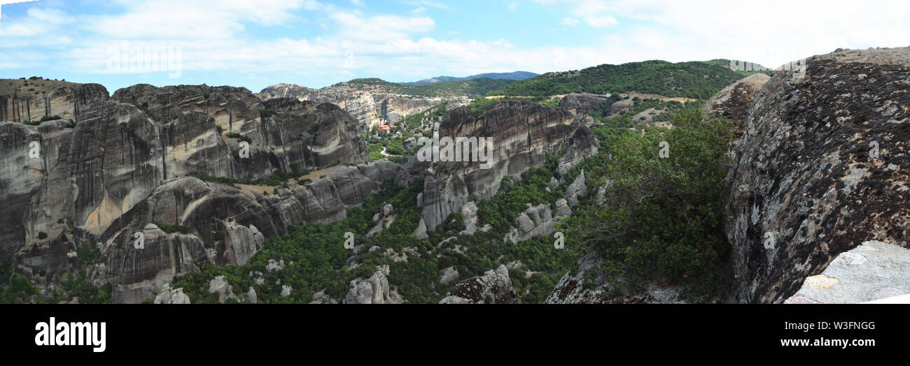 Panoramablick auf die beeindruckenden Felsen in Meteoraat Kalambaka, Griechenland Stockfoto