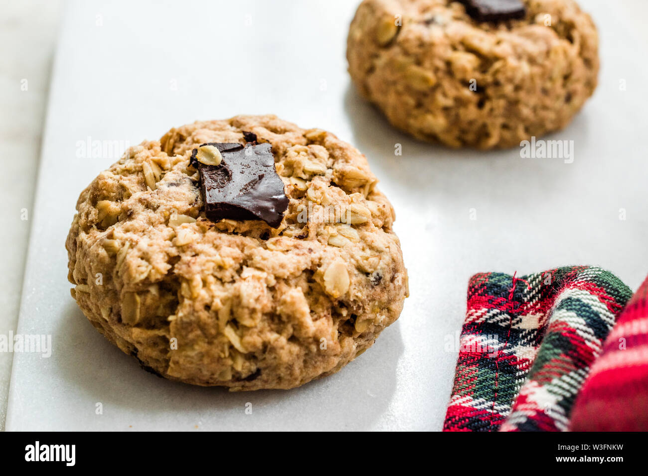 Hausgemachte Oatmeal Cookies mit bitterer Schokolade Stück. Organische Snacks. Stockfoto