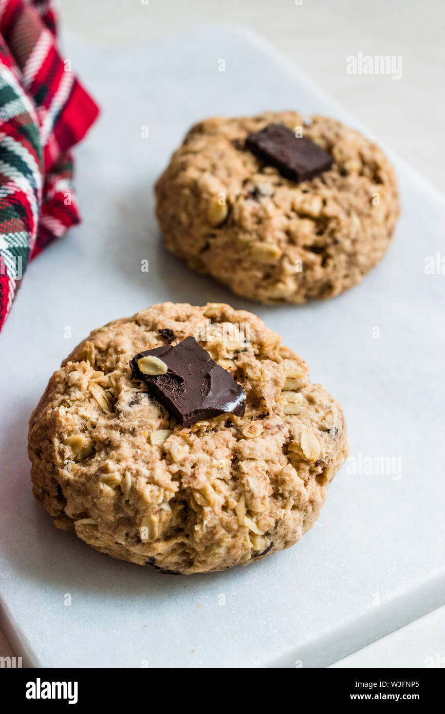 Hausgemachte Oatmeal Cookies mit bitterer Schokolade Stück. Organische Snacks. Stockfoto