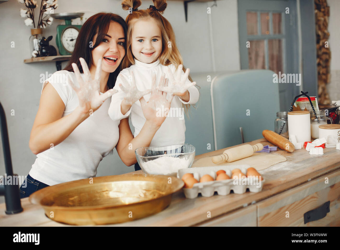 Familie Koch den Teig für Cookies Stockfoto