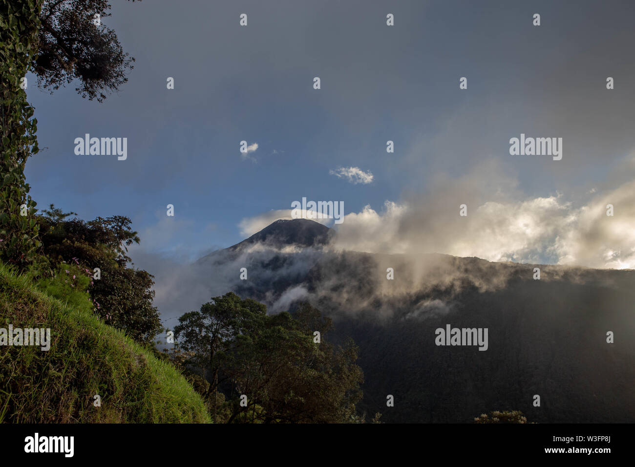 Swing am Ende der Welt gegen Vulkan Tungurahua im Sonnenuntergang Explosion Stockfoto