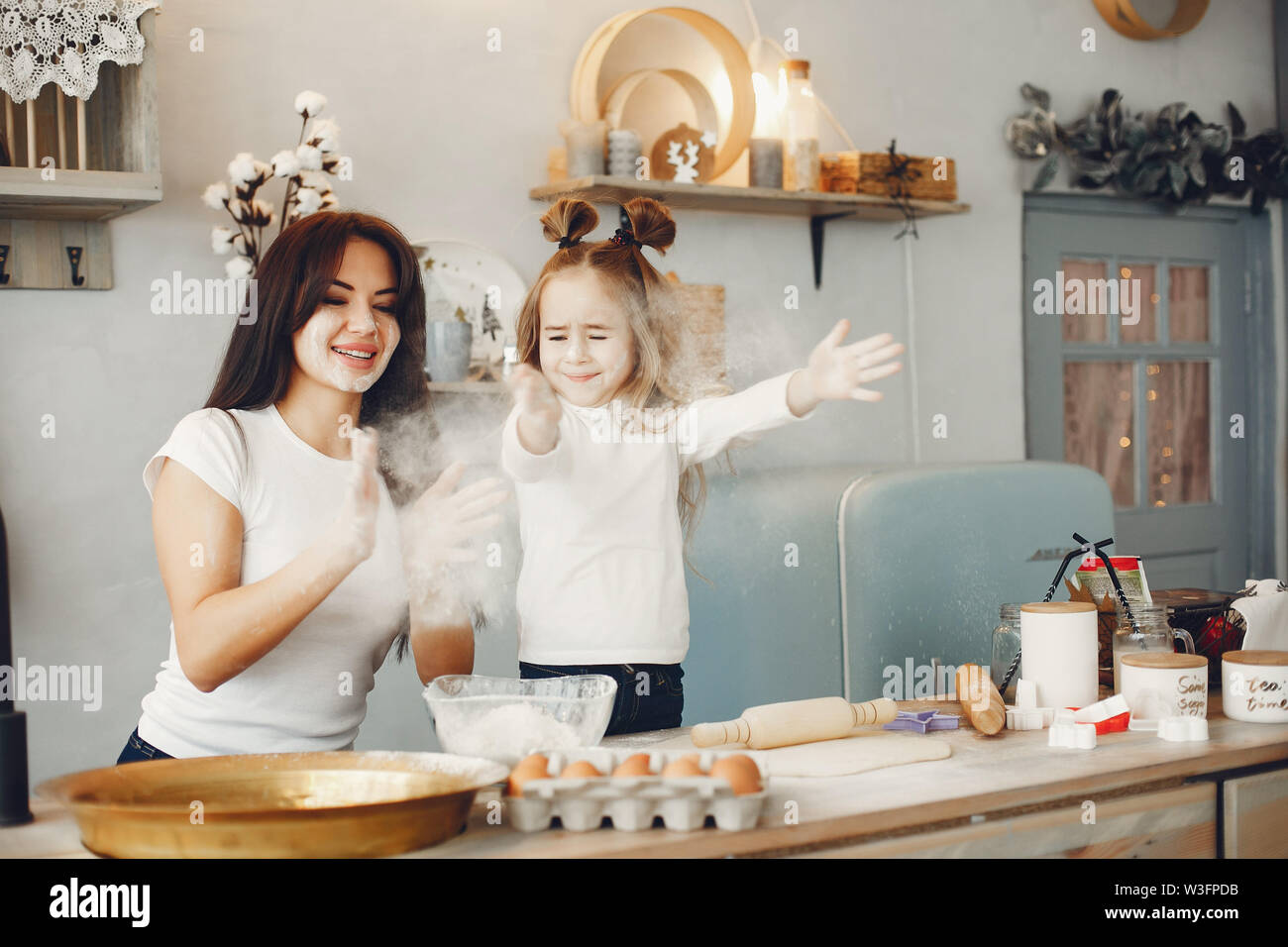 Familie Koch den Teig für Cookies Stockfoto