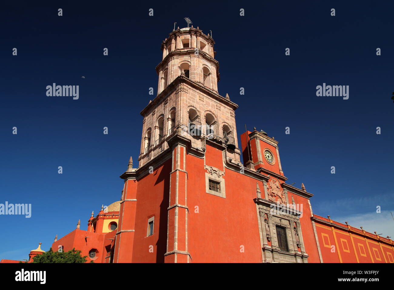 Tempel von San Francisco De Asis de Queretaro in Zenea Garden, Santiago de Querétaro, Mexiko. Stockfoto