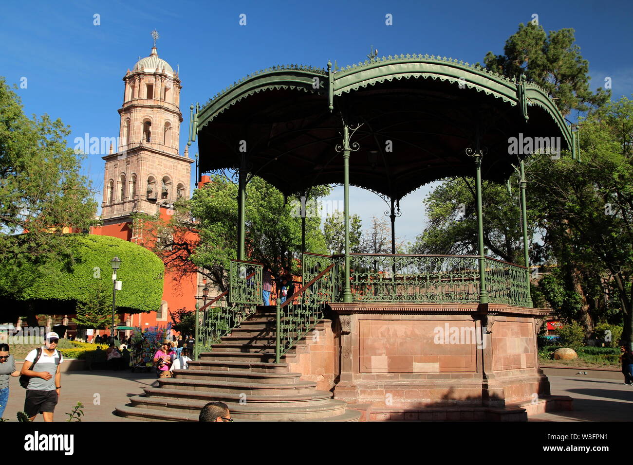 Zenea Garden. Jardin Zenea und Tempel von San Francisco in Santiago de Querétaro, Qro, Mexiko. Stockfoto