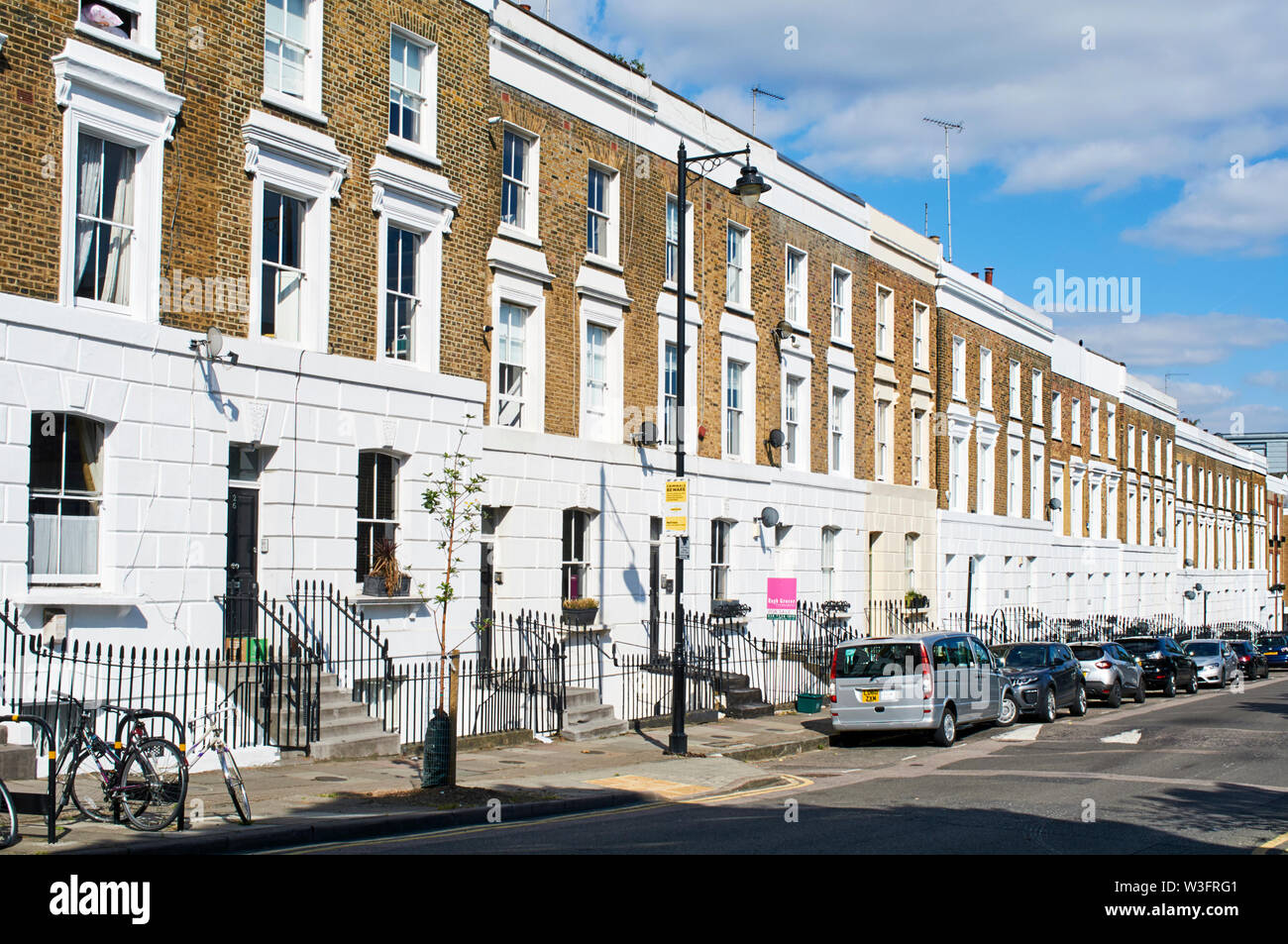Reihenhäuser entlang Packington Street im Londoner Stadtteil Islington, London UK Stockfoto