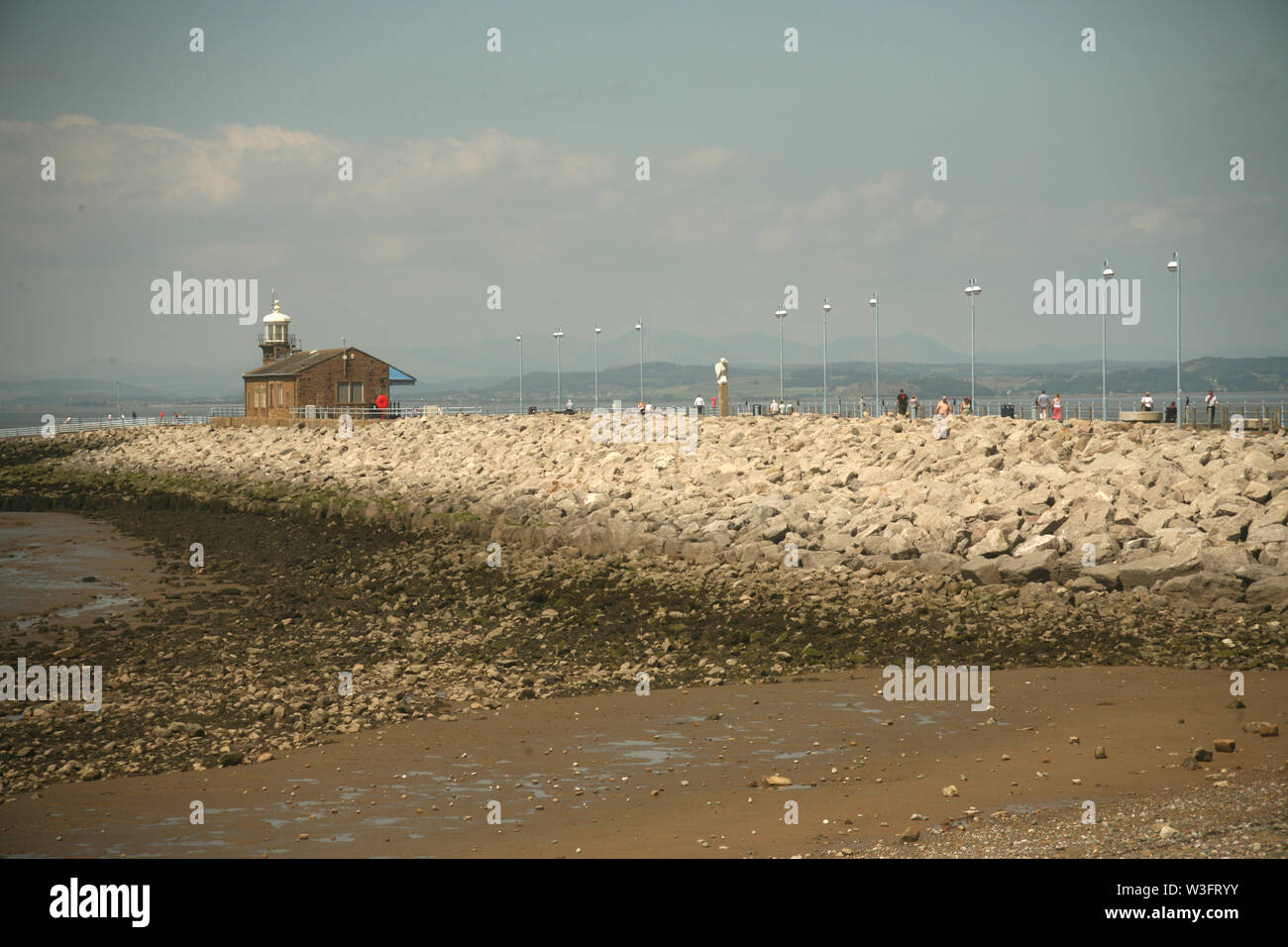 Morecambe Bay, Morecambe, Lancashire, England, 15. Juli 2019. Die Menschen genießen den Sommer Sonnenschein. Die station Jetty ist auf der linken Seite. © GedNoonan/Ala Stockfoto