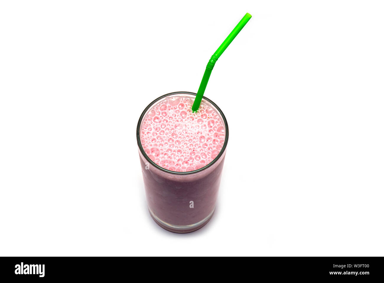 Draufsicht auf das Glas mit Erdbeer Milchshake isoliert auf weißem Hintergrund Stockfoto