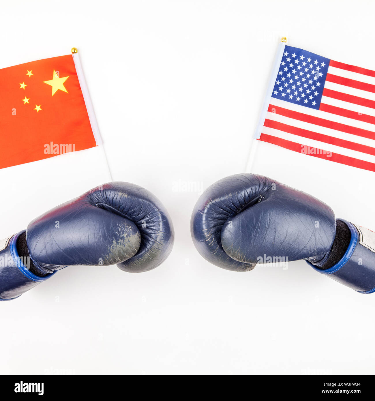 Kreative, oben flach von zwei boxhandschuhe mit China und USA-Flagge und kopieren Sie Speicherplatz auf weißem Hintergrund im minimalistischen Stil. Konzept der Handelskrieg zw. Stockfoto