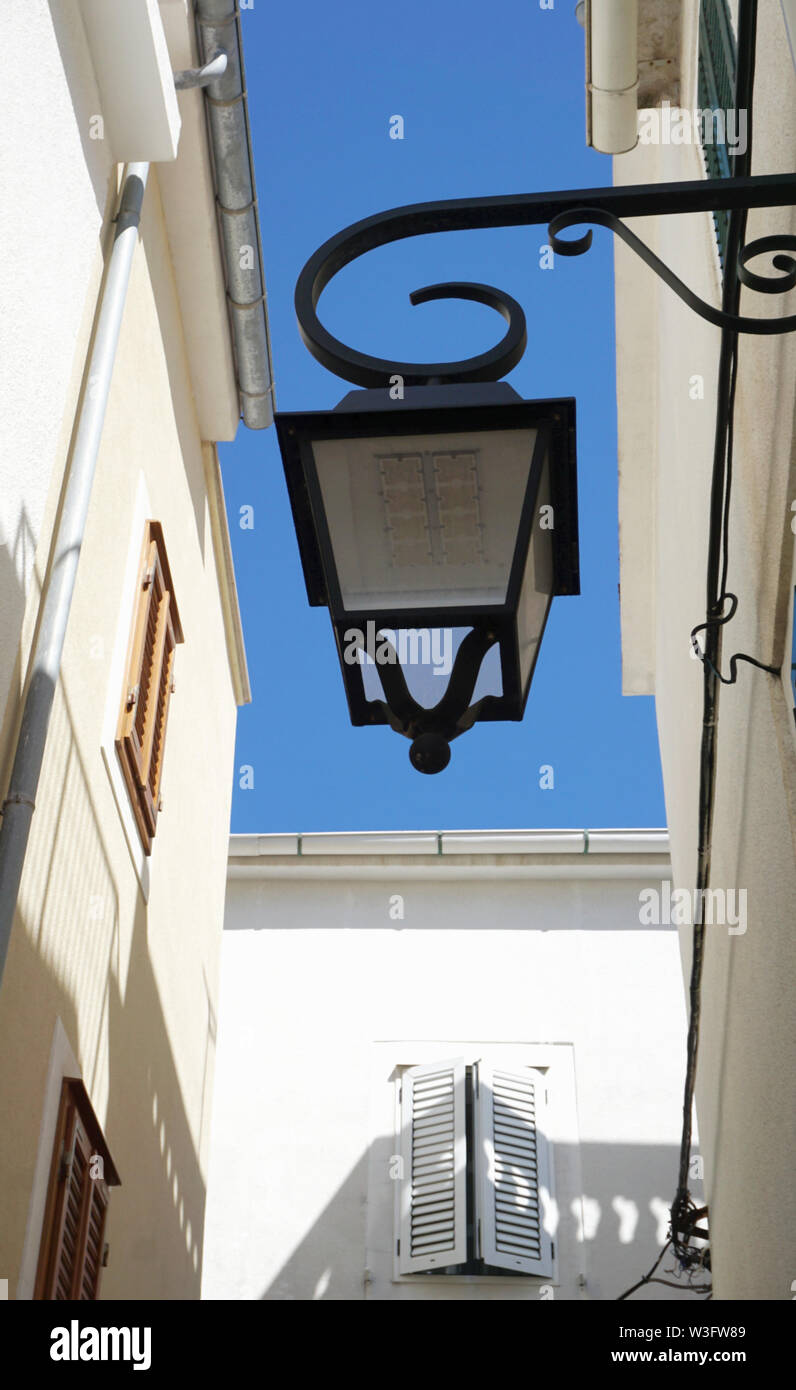 Retro Design street Solar Lampe im rustikalen, mediterranen Stil Fassade, Ansicht von unten Stockfoto