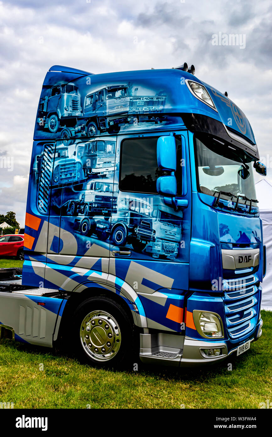 DAF 90. Jahrestag blue Benutzerdefinierte gesprüht Sattelschlepper Cab bei einem Volksfest in Leicestershire. DE Stockfoto