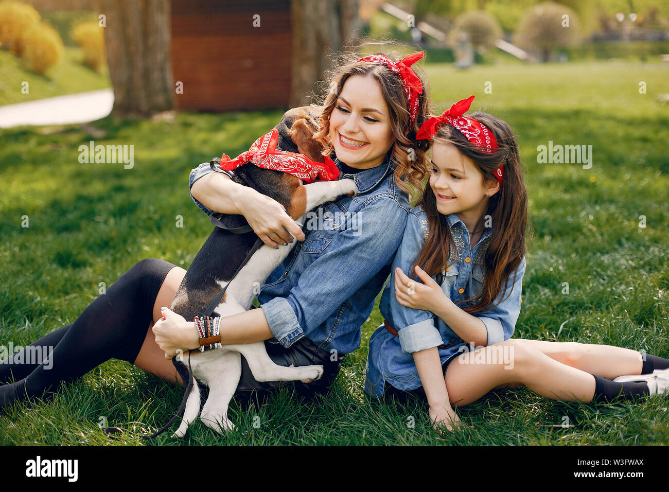 Niedlich und stilvolle Familie in einem Spring Park Stockfoto