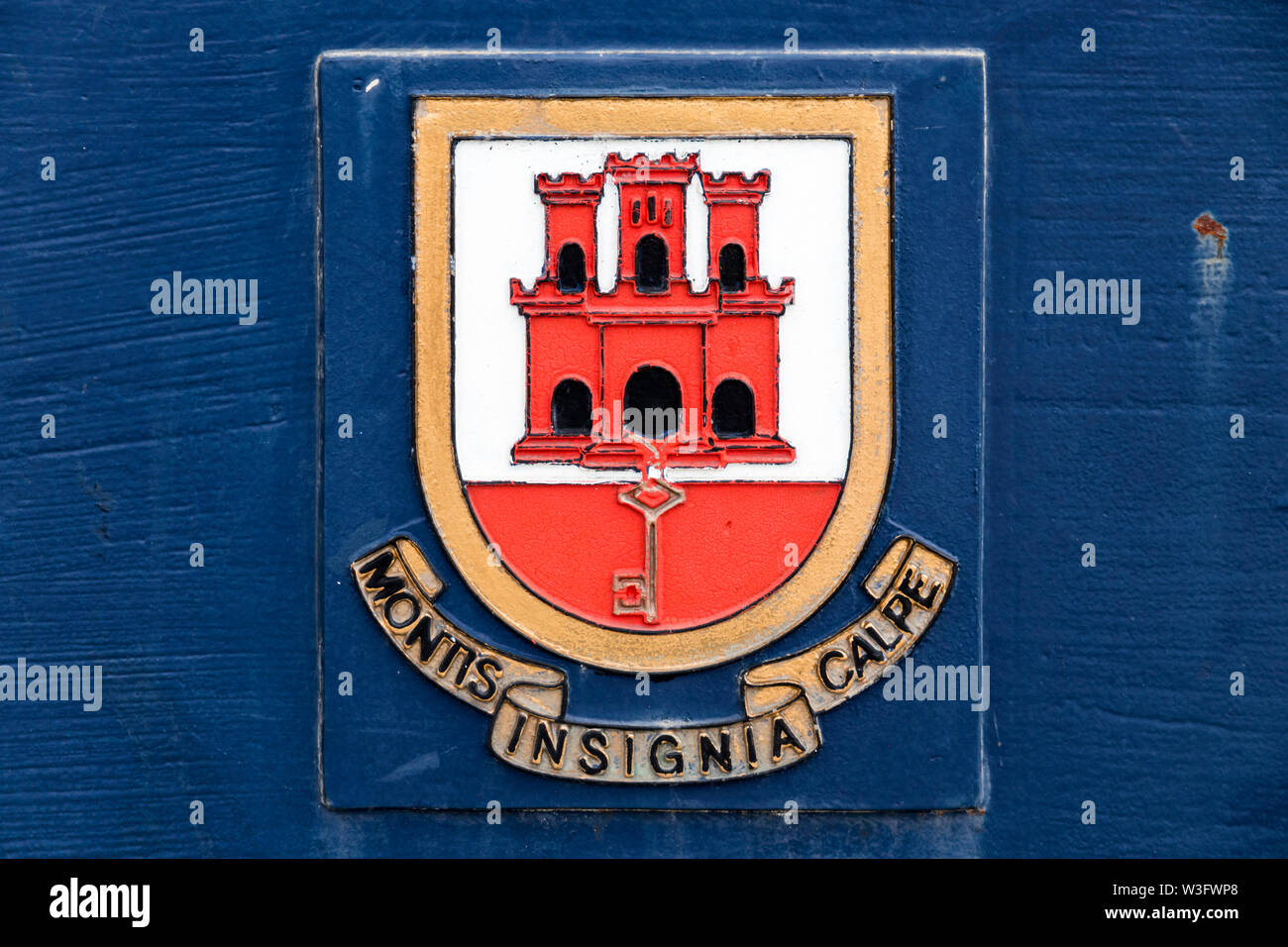 Gibraltar, Großbritannien Wappen der Britischen Überseegebiet Gibraltar auf einem blauen Hintergrund Stockfoto