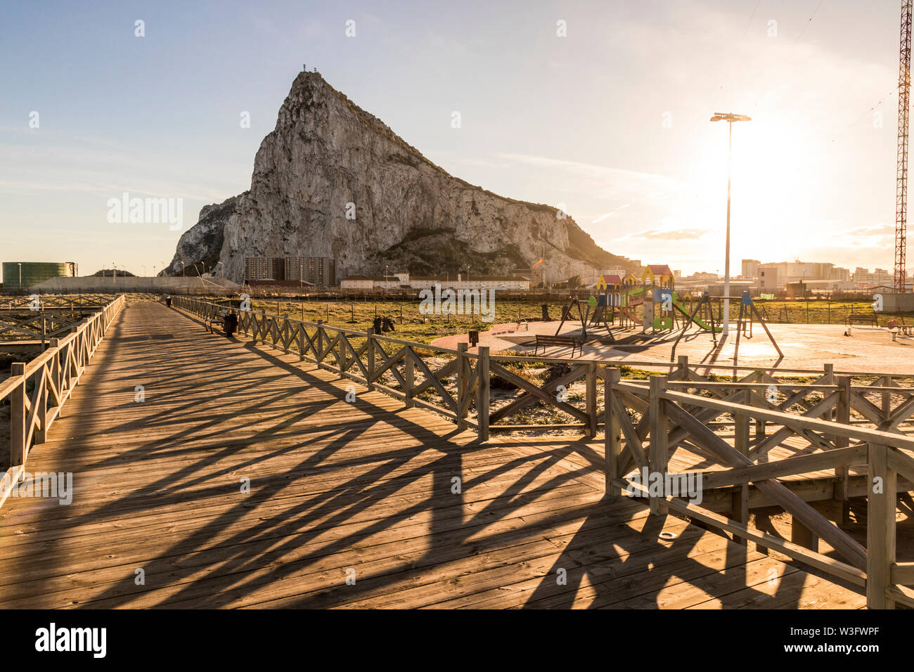 Blick auf den Felsen von Gibraltar von La Linea de la Concepción, Spanien, an einem schönen, sonnigen Sommertag Stockfoto