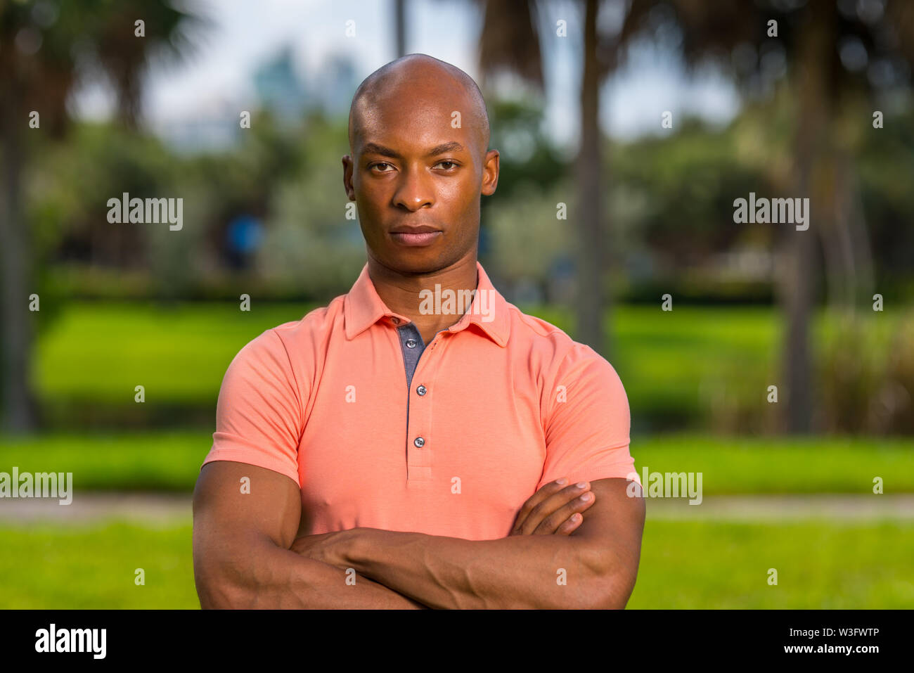 Porträt einer hübscher junger Geschäftsmann im Freien in einem rosa Poloshirt posing Stockfoto