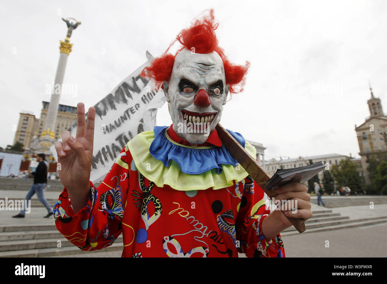 Kiew, Kiew, Ukraine. Am 15. Juli 2019. Ein Mann in einem Clown Kostüm gekleidet posiert auf dem Platz der Unabhängigkeit in Kiew, Ukraine. Anfang der Parlamentswahlen in der Ukraine stattfinden wird am 21. Juli 2019. Laut Umfragen auf der Ukrainischen Parlamentswahlen 2019, 5 Parteien werden in der Lage sein, sich in das Ukrainische Parlament zu bekommen: der Ukrainische Präsident Wladimir Zelensky's Party als Diener des Volkes mit 41,5 %, pro-russische Opposition Plattform - für das Leben mit 12,5%, Stimme Partei der ukrainischen Rock Star Svyatoslav Vakarchuk mit 8,8 %, europäische Solidarität der ehemalige ukrainische Präsident Petro Stockfoto