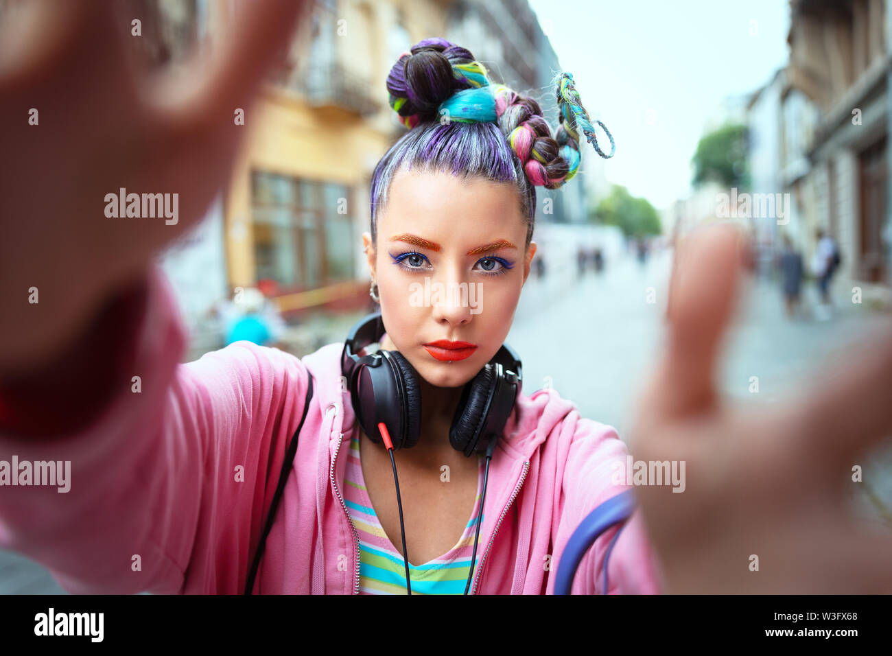Cool funky junge Hipster Frau mit trendigen Avantgarde Look unter selfie auf die London Street Stockfoto