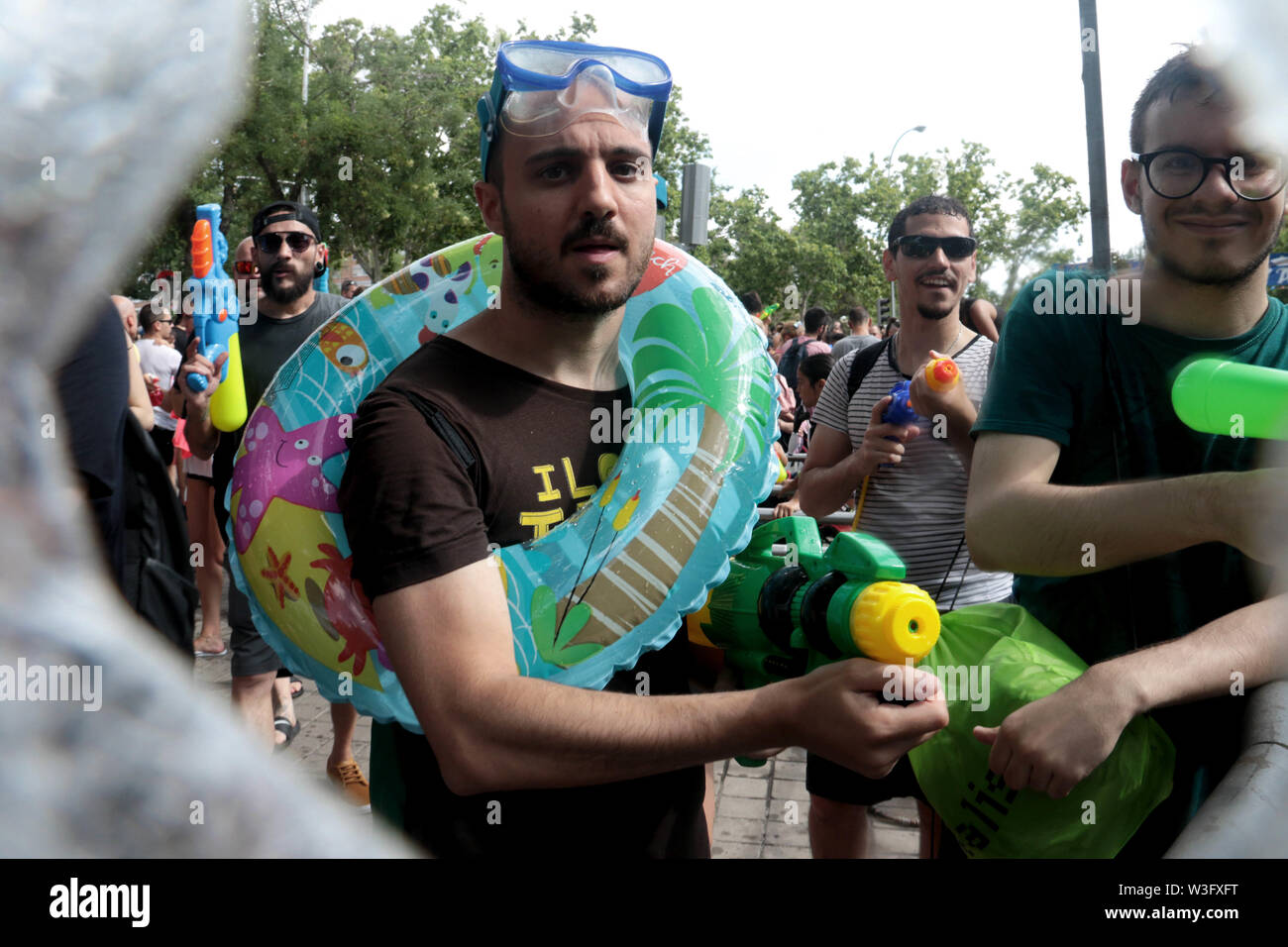 Madrid Spanien; 14/07/2019. - Die "Seeschlacht von Vallekas "beliebte Festival (städtische Folklore) von Vallecas, einem Arbeiterviertel in Madrid, mit einer langen Geschichte des Widerstands gegen die Behörde, in dem seine Bewohner Wasser werfen und den Port des utopischen Vallekas" Slogan der Nachbarschaft geltend zu machen und innerhalb der Festlichkeiten der Virgen del Carmen. Dieses Jahr, das Sie nass gegen Klima ändert die Tonart, Juli 1981, Gruppen junger Menschen, die sich in den Fiestas del Carmen nahmen beschlossen, die intensive Hitze zu Gesicht und begann erst abkühlen und dann die Hydranten auf der Straße genießen. Aus diesem Impr Stockfoto