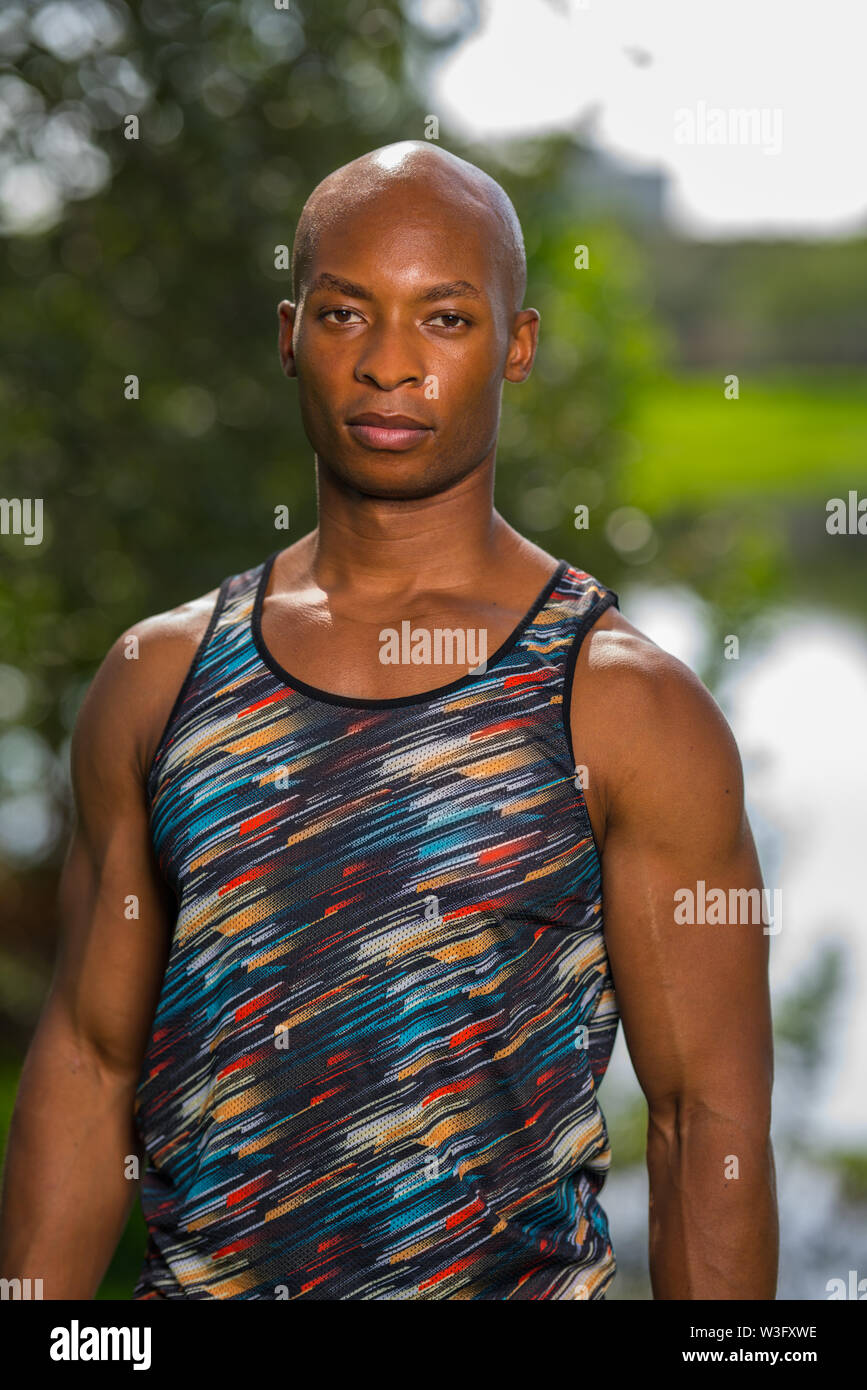 African American Athletic man draußen in einem Park posing Stockfoto