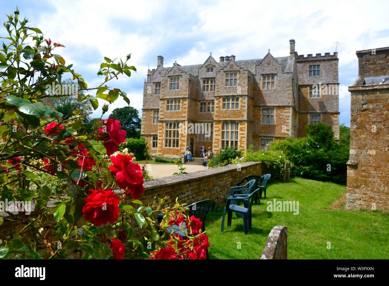 Blick auf Chastleton Haus und Garten vom St. Mary's Friedhof. Chastleton, Moreton-in-Marsh, Gloucestershire, England, UK. Cotswolds Stockfoto