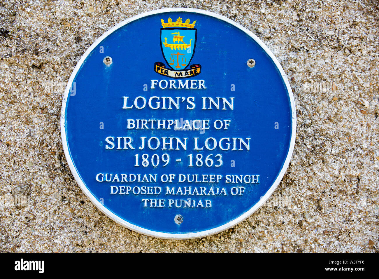 Eine blaue Plakette für Sir John Login und Duleep Singh auf ein Haus in Stromness, Orkney, Schottland, Großbritannien. Stockfoto