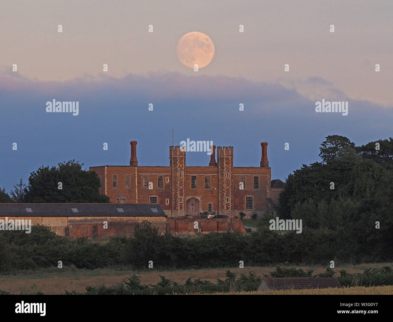 Eastchurch, Kent, Großbritannien. Am 15. Juli 2019. UK Wetter: Die vollständige Buck Mond über historische Shurland Halle in Eastchurch, Kent, wo Henry VIII. und Anne Boleyn Teil ihrer Flitterwochen verbracht. Credit: James Bell/Alamy leben Nachrichten Stockfoto