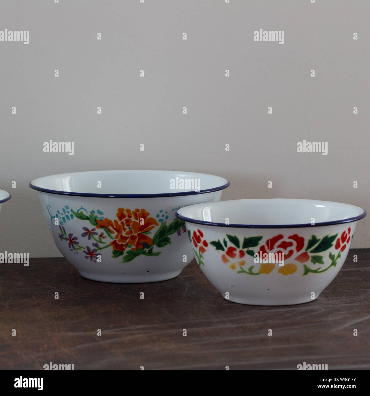 Alte Emaille Suppenschüsseln, sehr nostalgisch mit schönen Blumenmustern Stockfoto