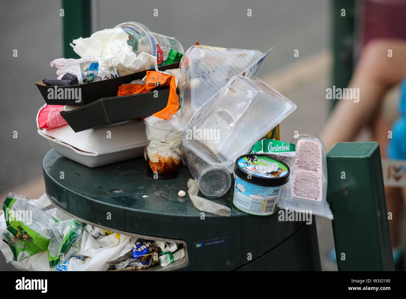 Überfüllt litterbin in Hakaniemi Bezirk während Kallio Block Party 2018 in Helsinki, Finnland Stockfoto